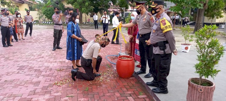 Polres Sumba Timur Gelar Upacara Kenaikan Pangkat Dengan Tradisi Mandi Air Kembang