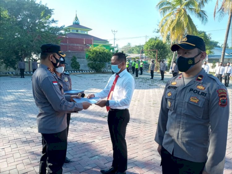 Dinilai Berprestasi, Kapolres Berikan Reward Kepada 30 Personel Polres Sumba Timur