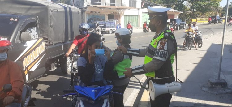 Himbau Prokes Sebagai Adaptasi Hidup Baru, Satlantas Polres Sumba Timur Bagikan 100 Masker Kesehatan Kepada Pengguna Jalan