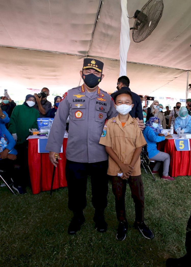 Tinjau Vaksinasi di Surabaya, Kapolri: Datangi dan Layani Warga yang Ada Di Titik Tak Terjangkau