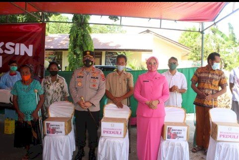 Kunjungi Polres Sumba Timur, Kapolda NTT dan Ketua Bhayangkari Daerah NTT Tinjau Vaksinasi dan Bagikan Bansos