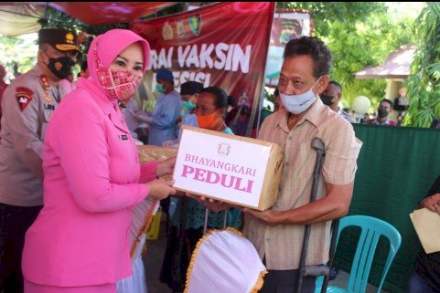 Dapat Pelayanan Vaksin dan Tali Asih, Penyandang Disabilitas Di Sumba Timur Merasa Bersyukur dan Sampaikan Terimakasih Kepada Kapolda NTT