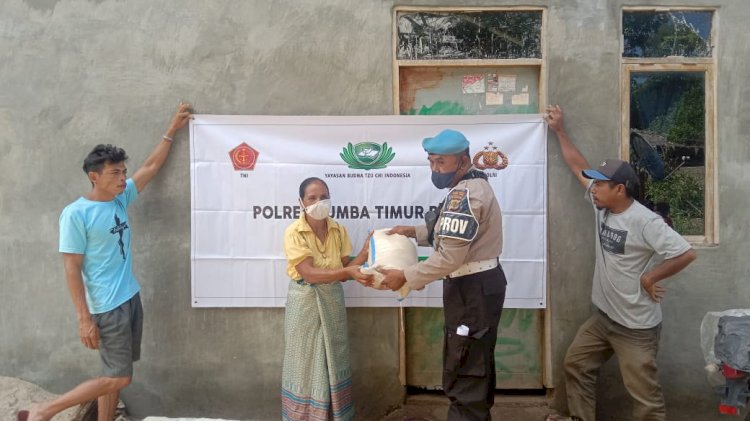 Salurkan Beras Ke Warga, Kapolsek Kahuanga Eti Himbau Masyarakat Pentingnya Vaksinasi