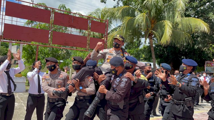 TRADISI PEDANG PORA, LEPAS MANTAN KAPOLRES SUMBA TIMUR