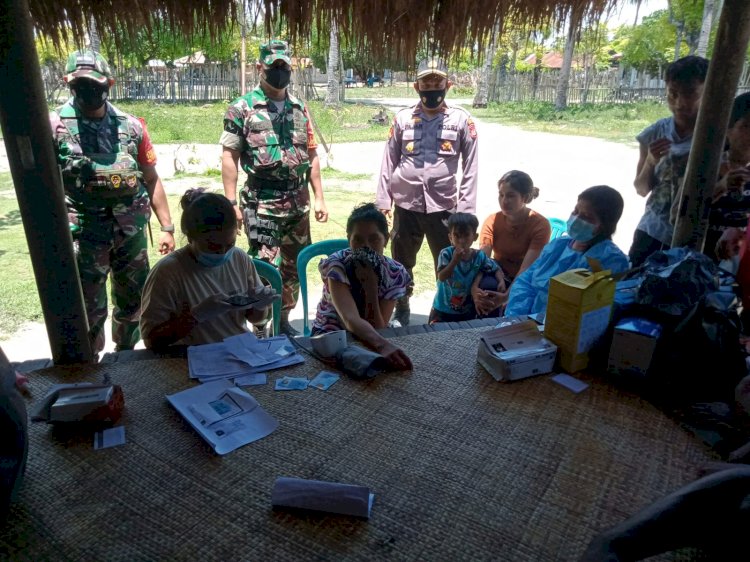 TURUN KE DUSUN, KAPOLSEK PAHUNGA LODU, PANTAU LANGSUNG VAKSIN DOOR TO DOOR.