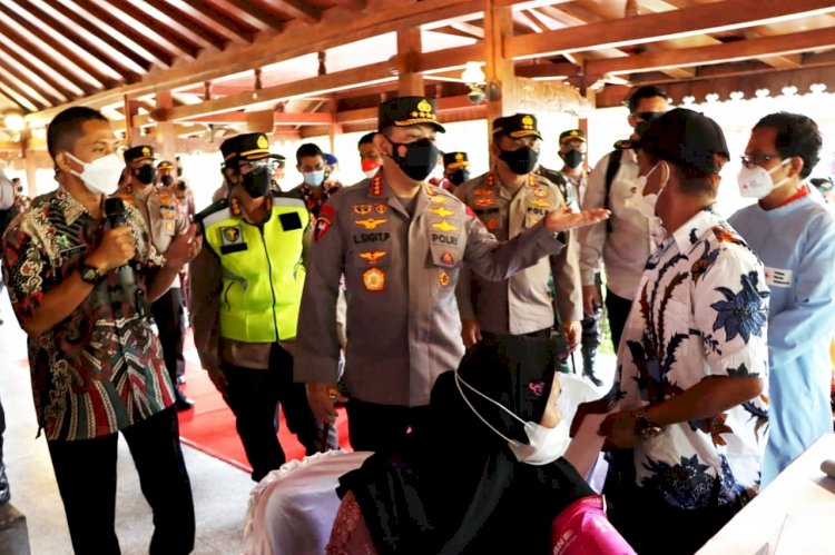 Gelar Vaksinasi di Candi Borobudur, Kapolri: Percepatan di Tempat Wisata yang Interaksi Tinggi