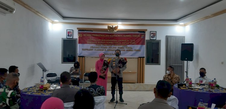 Perkenalan dan Ramah-tamah, Kapolres Sumba Timur AKBP FAJAR WIDYADHARMA L. S., S.I.K., minta dukungan Forkopimda dalam pelaksanaan tugas.