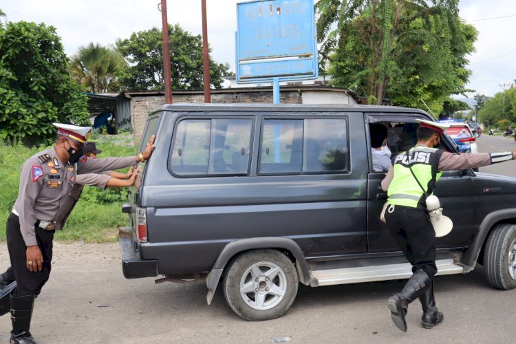 Cegah Kemacetan, Ipda Rauta dan Anggota Dorong Mobil Yang Mogok