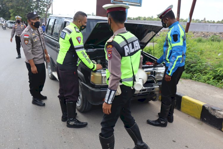 Cegah Kemacetan, Ipda Rauta dan Anggota Dorong Mobil Yang Mogok