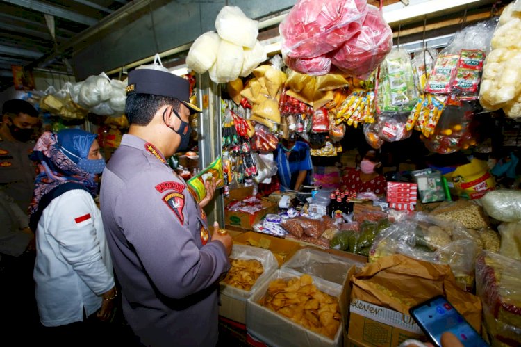 Kapolri Turun Langsung ke Pasar Pastikan Stok Minyak Goreng Untuk Warga Aman