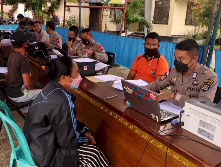 POLRES SUMBA TIMUR CAIRKAN DANA BANTUAN TUNAI PEDAGANG KAKI LIMA WARUNG DAN NELAYAN