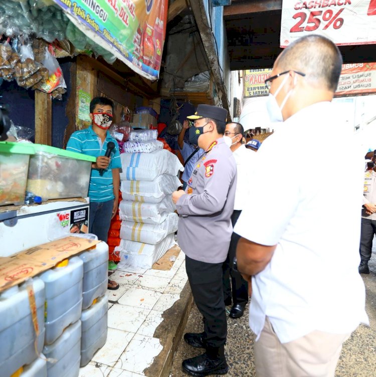 Tinjau Pasar Minggu, Kapolri Pastikan Stok Minyak Curah untuk Warga Aman
