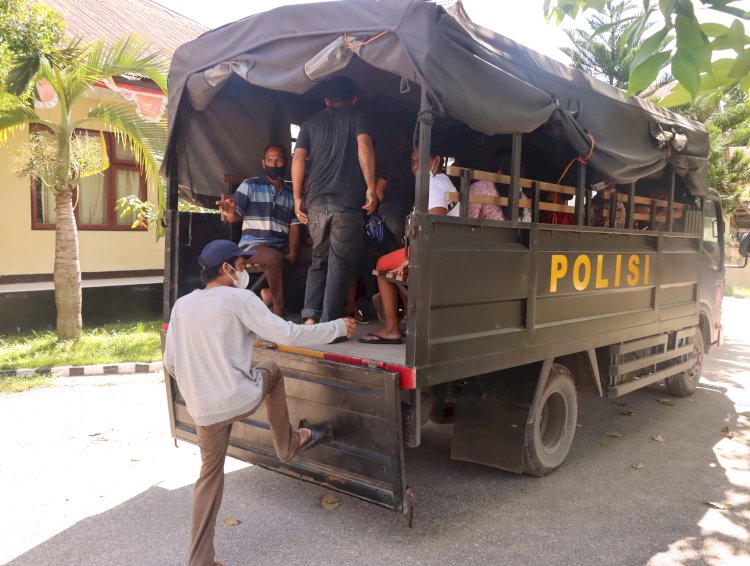 Akselresi Vaksin, Polres Sumba Timur Mobilisasi Warga , Saat Penyaluran BTPKLW-N