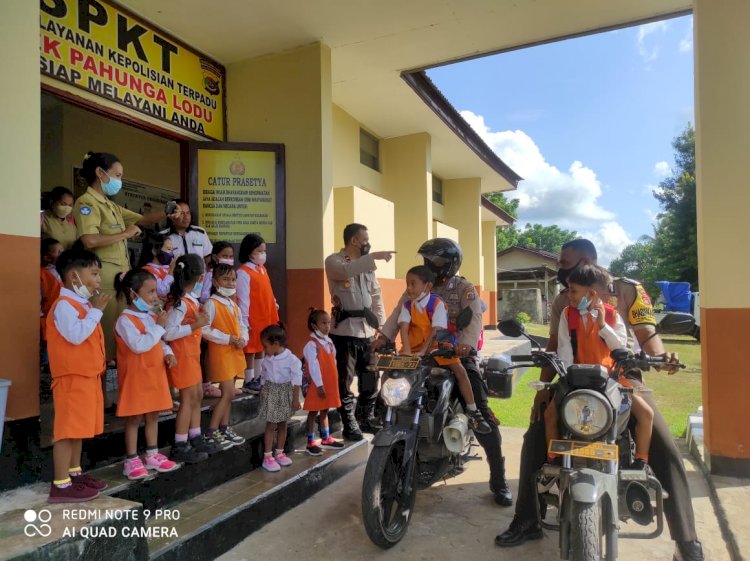 Didampingi Kepala Sekolah, 18 Anak TK Datangi Polsek Pahunga Lodu