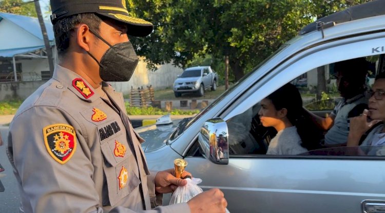 SEMARAK RAMADHAN, KAPOLRES SUMBA TIMUR DAN ANGGOTA RAMAI-RAMAI TURUN KEJALAN, ADA APA?