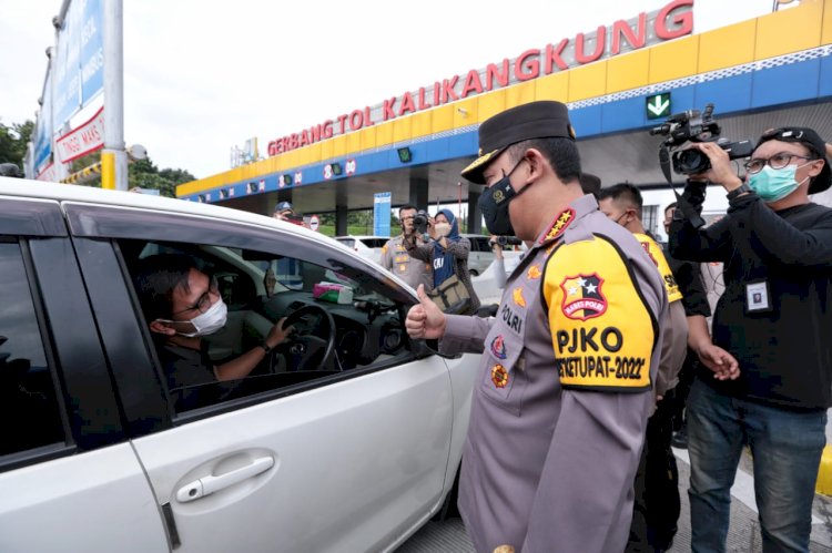 Tinjau Kalikangkung, Kapolri Imbau Pemudik Tak Paksakan Berkendara dalam Kondisi Lelah Demi Keselamatan