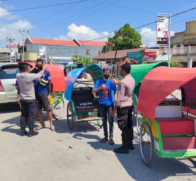 Personil Pos Pam Ops Ketupat Turangga 2022 Imbau Masyarakat Taat Prokes Dan Bagi Masker Gratis