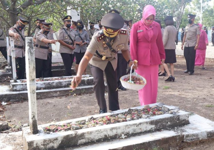 Polres Sumba Timur Lakukan Ziarah dan Tabur Bunga di TMP Umbu Ndawa Kareuk Waingapu