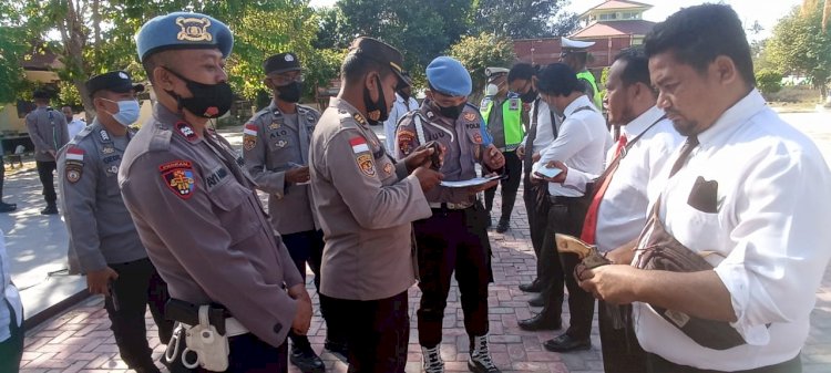 Bag Log dan Si Propam Polres Sumba Timur Lakukan Pemeriksaan Senpi Dinas Berkala