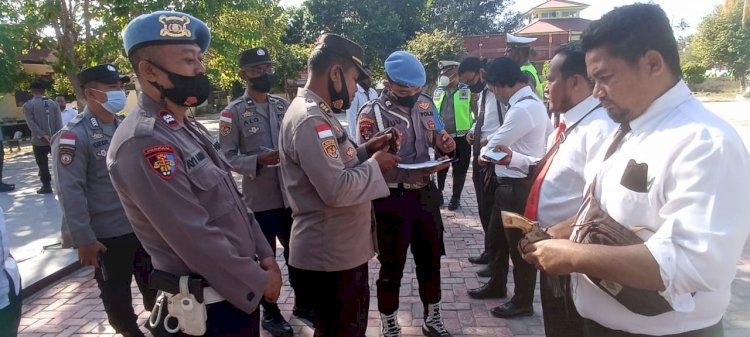  Bag Log dan Si Propam Polres Sumba Timur Lakukan Pemeriksaan Senpi Dinas Berkala