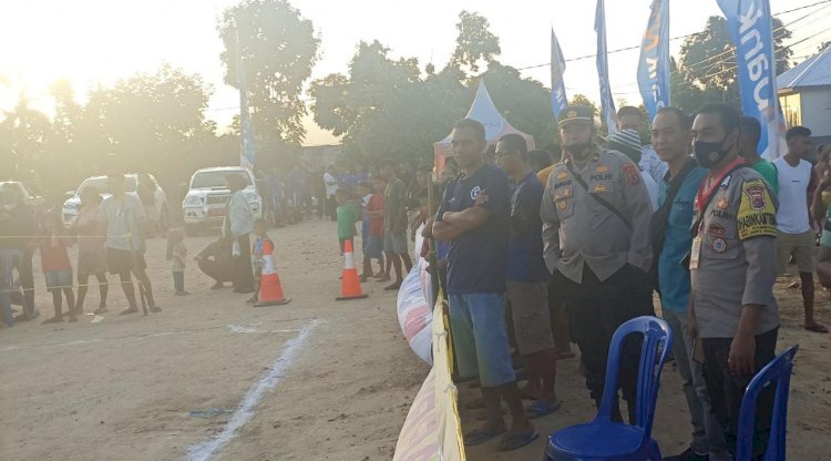 Polri Hadir dan Beri Rasa Aman Dalam Pertandingan Futsal Tingkat Kelurahan Kambajawa