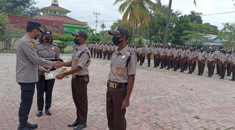 Pimpin Upacara Penutupan Pelatihan Satpam Gada Pratama, Ini Pesan Kapolres Sumba Timur