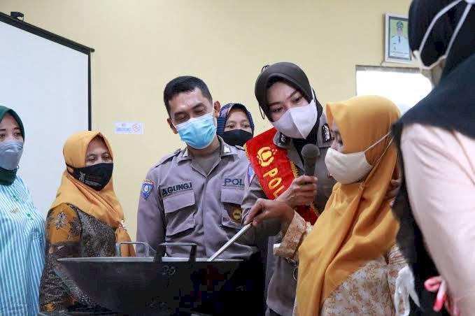 Kisah Bripka Sandi-Aipda Yuniar, Anggota Polri yang Berkontribusi untuk Pendidikan dan UMKM Indonesia