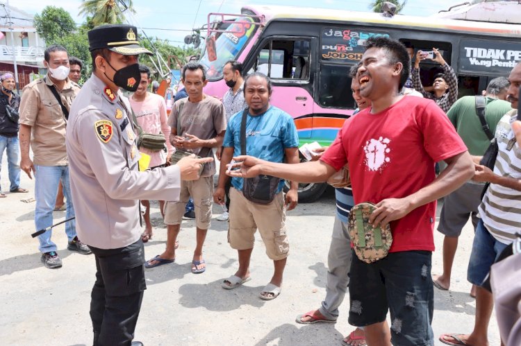 Kapolres Sumba Timur Bagi Sembako Kepada Pengemudi Bus dan Tukang Ojek, Ada Yang Dapat SIM Gratis