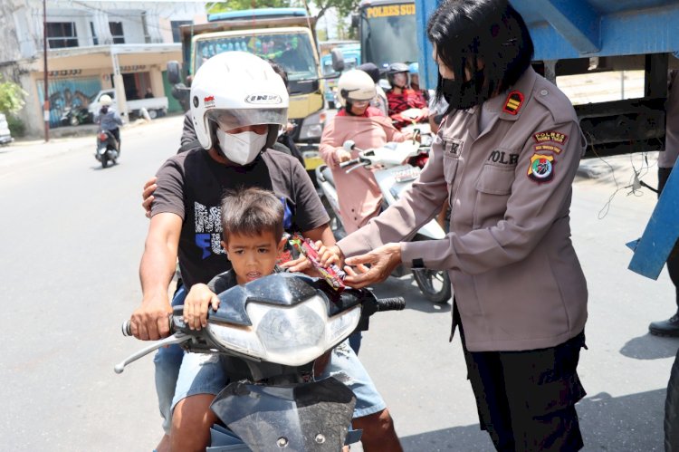 Coklat Tanda Cinta, Polwan Polres Sumba Timur Ingin Dicintai Masyarakat