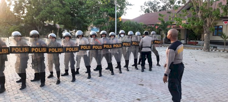 Tingkatkan Kemampuan Satuan Samapta Polres Sumba Timur Lakukan Latihan Dalmas