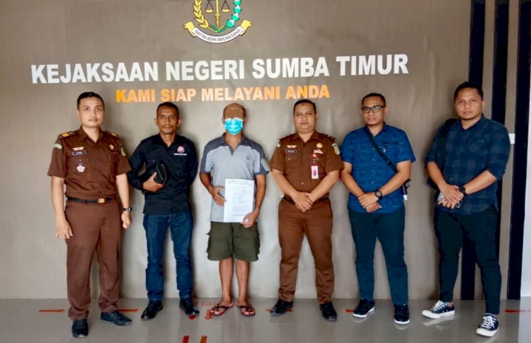 Setelah Kepala Desa, Unit Tipikor Polres Sumba Timur Kembali Serahkan Bendahara Desa Ramuk Ke Kejari Waingapu