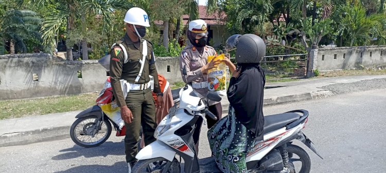 Hari Ke 8 Ops Zebra Turangga 2022, Kasat Lantas Sumba Timur Beri Apresiasi Kepada Pengendara Yang Taat Berlalulintas