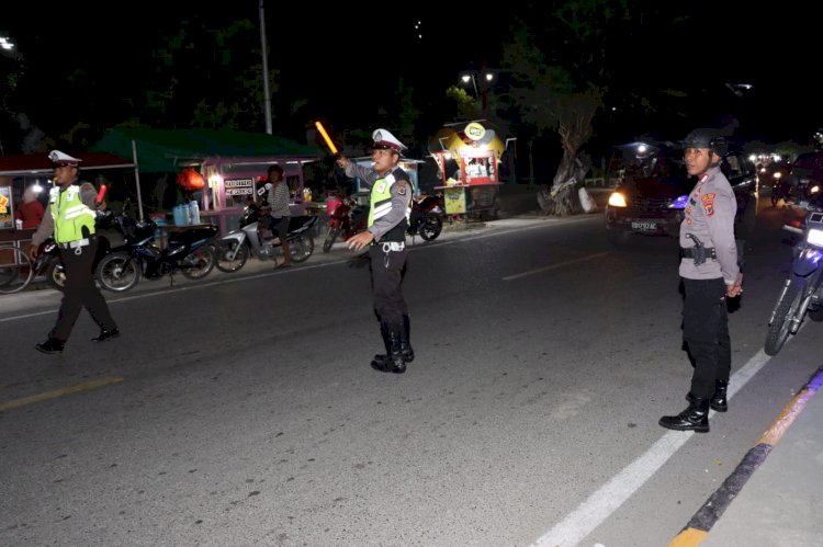 Ramai - Ramai Turun Ke Jalan, Polres Sumba Timur Beri Rasa Aman Di Jam-Jam Sibuk