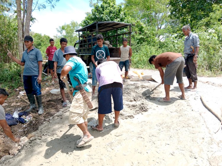 Peduli Laka Lantas, Kapolsek Tabundung Gandeng Warga Banggawatu Lakukan Swadaya