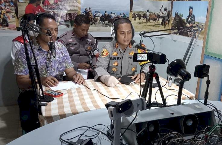 Kapolres Sumba Timur Ngobrol Bareng dan Sampaikan Rekayasa Lalin Di Malam Tahun Baru