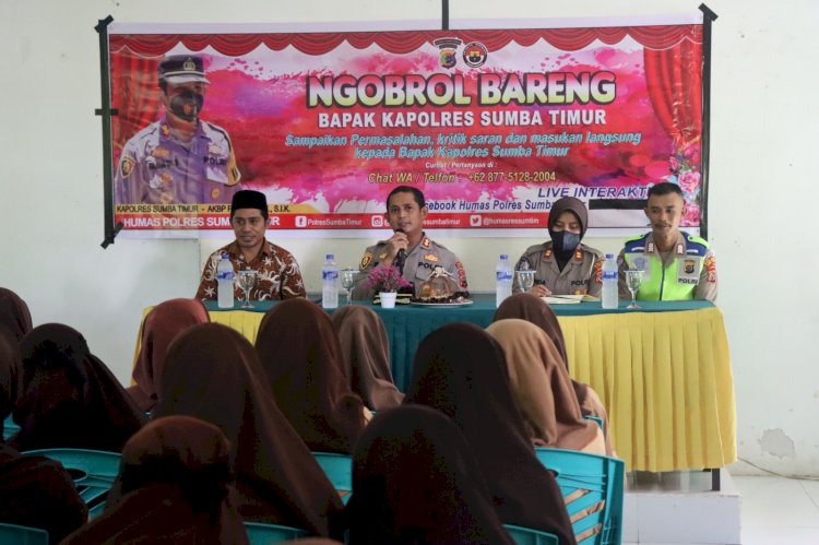 Kapolres Sumba Timur AKBP Fajar Ngobrol Bareng Siswa MAS Waingapu