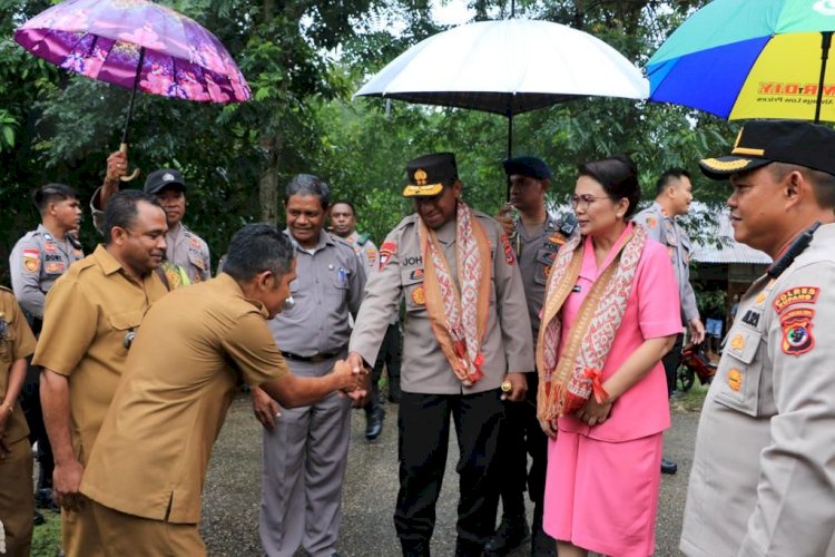 Kapolda NTT Irjen Pol Drs. Johni Asadoma, M.Hum dan Ketua Bhayangkari Daerah NTT Ny. Vera Johni Asadoma berkunjung ke kediaman Nono sang juara dunia Matematika