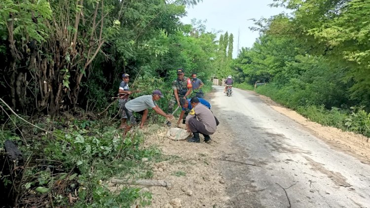 Peduli Lingkungan, Bhabin, Babinsa, Lurah dan Warga Rt 07 Kambajawa Lakukan Kerja Bakti