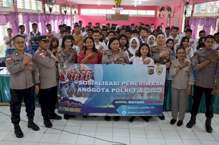 Tim Biro SDM Polda NTT Lakukan Sosialisasi Penerimaan Anggota Polri di SMA N. 1 Waingapu.