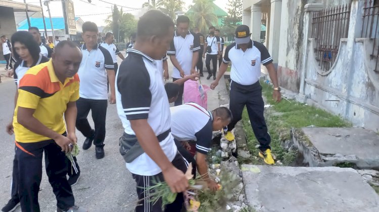 Sambil Berjalan Kaki Personil Polres Sumba Timur Lakukan Kerja Bakti