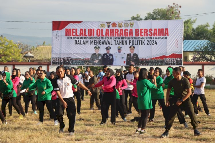 Jaga Sinergitas, TNI Polri Laksanakan Olah Raga Bersama Di Lapangan Pahlawan Waingapu.