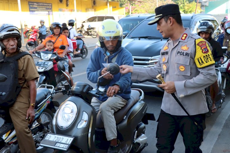 NTT Darurat TPPO, Kapolres Sumba Timur Keluarkan Surat Imbauan dan Sebar Pamflet.