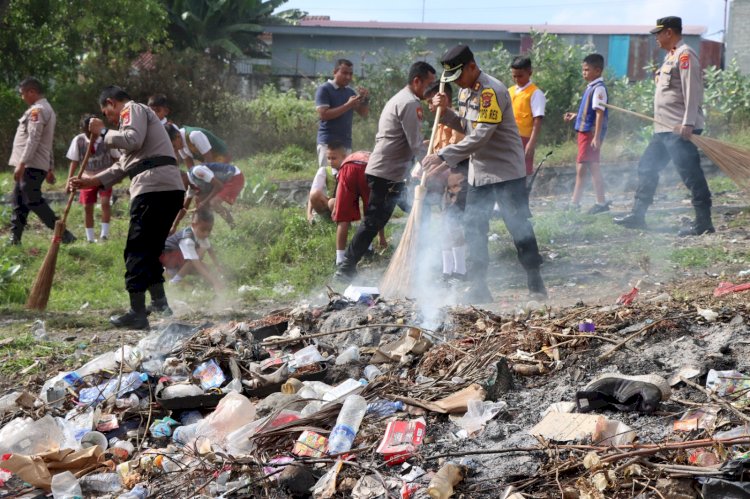 Polres Sumba Timur Gandeng TNI, Masyarakat dan Kaum Milenial Gotong Royong Bersihkan Pasar