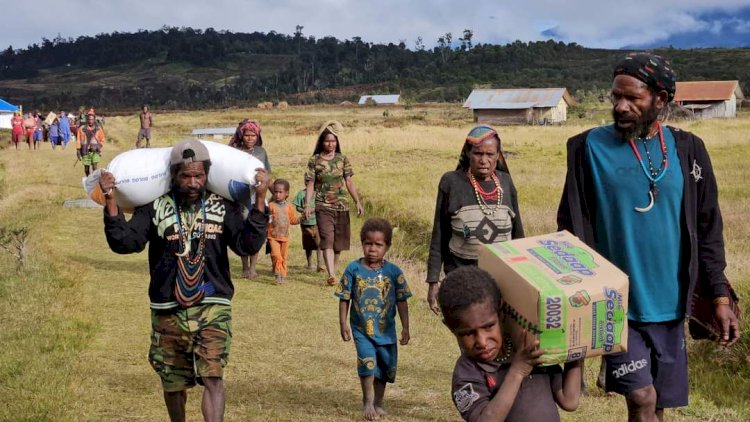 Kapolri Salurkan 264,7 Ton Beras dan 1.500 Sembako untuk Warga Papua yang Terdampak Kekeringan