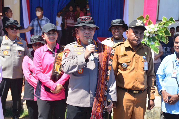 Kapolri dan Ketua Umum Bhayangkari Tinjau Bakti Kesehatan Polri Presisi di Pulau Palue NTT