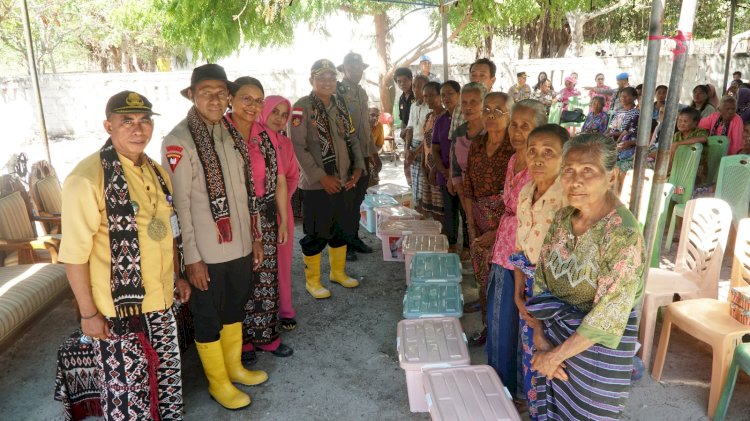 Kapolda dan Ketua Bhayangkari Daerah NTT Beri Sumbangan 100 Paket Bansos dan 2 Sumur Bor di Pulau Ndao