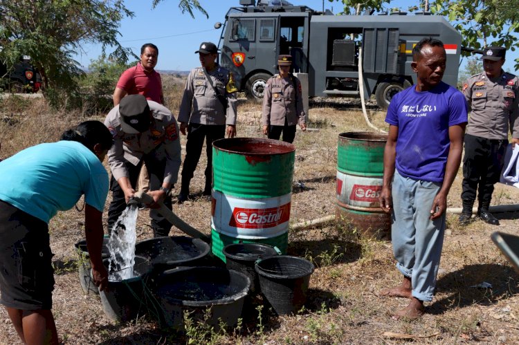 Hadapi musim kemarau panjang, Polres Sumba Timur Bagikan Air Bersih.