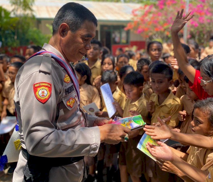 Peduli Budaya Literasi, Polres Sumba Timur Datangi Beberapa Sekolah.