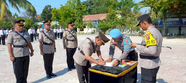 Kapolres Sumba Timur Pimpin Upacara Pelantikan Kabag SDM dan Kasat Lantas serta Serah Terima Jabatan Kasat Reskrim.