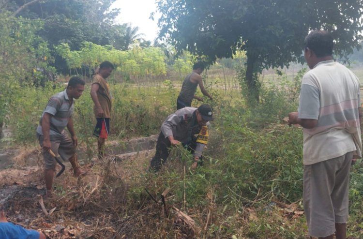 Bersama Warga Bhabin Kambaniru Lakukan Kerja Bakti.